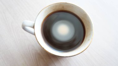 Porselen bardakta köpüklü kapuçino kahvesi.