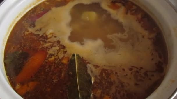 Beyaz Diş Minesi Tenceresinde Sebze Çorbası Pişirmek — Stok video