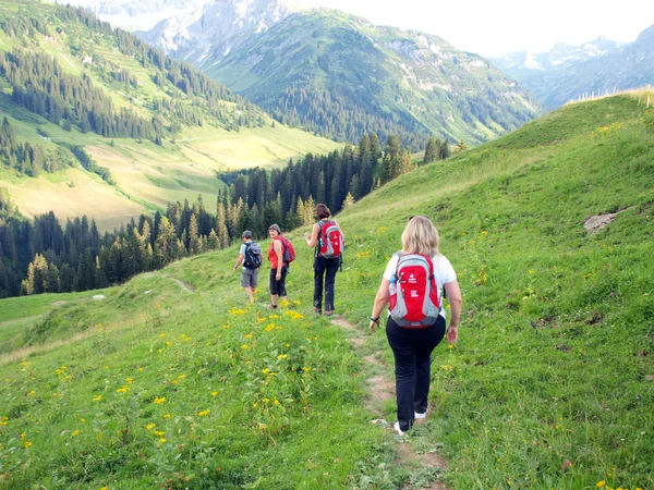 People hiking — Stock Photo, Image