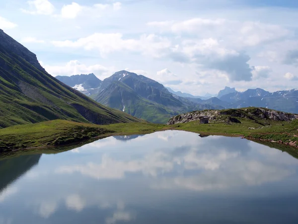 Lago nos Alpes — Fotografia de Stock