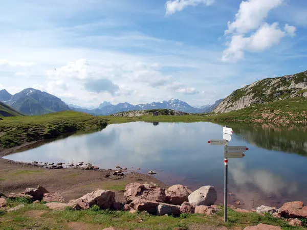 Lago en los Alpes —  Fotos de Stock