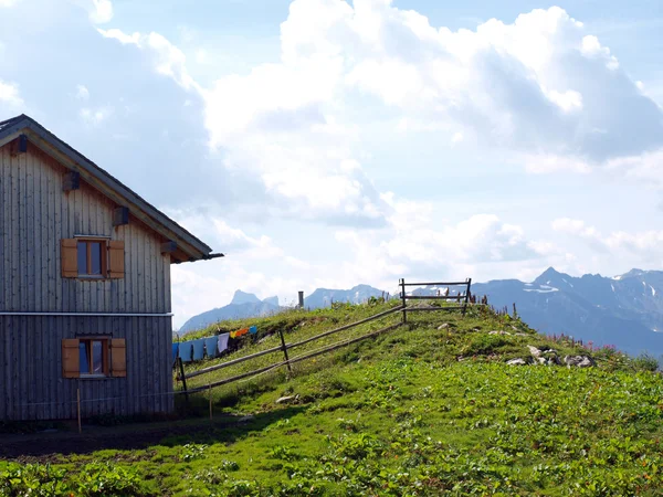 Cabana nos alpes — Fotografia de Stock