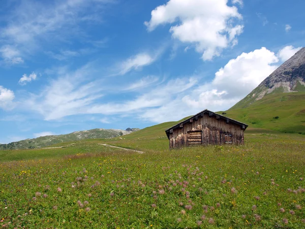 Cabaña en los Alpes —  Fotos de Stock