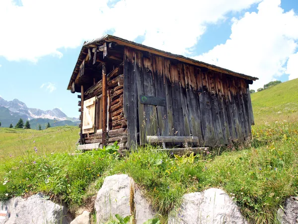 Cabaña en los Alpes —  Fotos de Stock