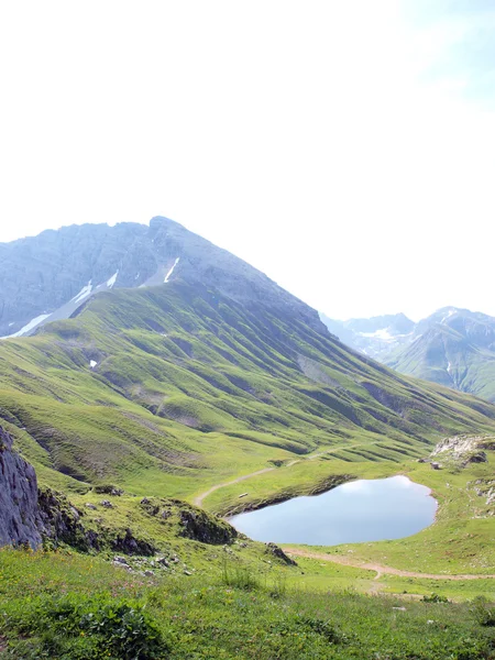 阿尔卑斯山中的湖泊 图库图片