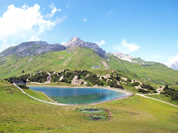 阿尔卑斯山中的湖泊 图库照片