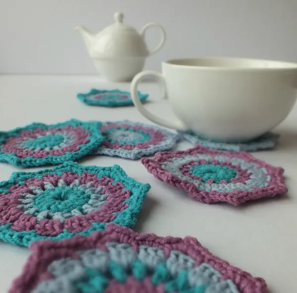 Set soucoupes au crochet avec théière et tasse — Photo