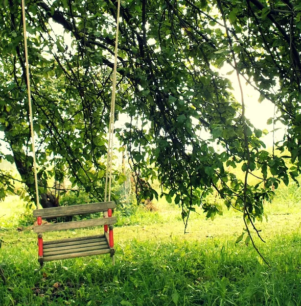 Balançoire en bois pour enfants — Photo