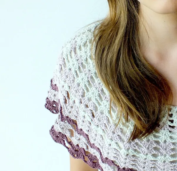 Uzun sarı saçlı kız.