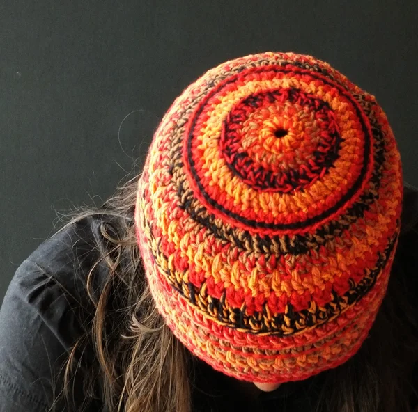 tığ işi şapka ile kız