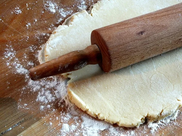 Yılbaşı kurabiye hamuru oklava ile