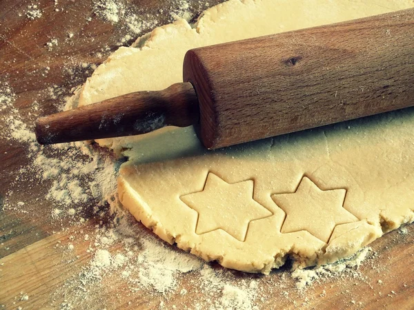 Yılbaşı kurabiye hamuru oklava ile