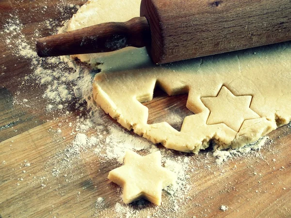 Massa de biscoito de Natal com um rolo — Fotografia de Stock
