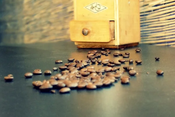 Kahve öğütücüsü ve kahve çekirdeği.