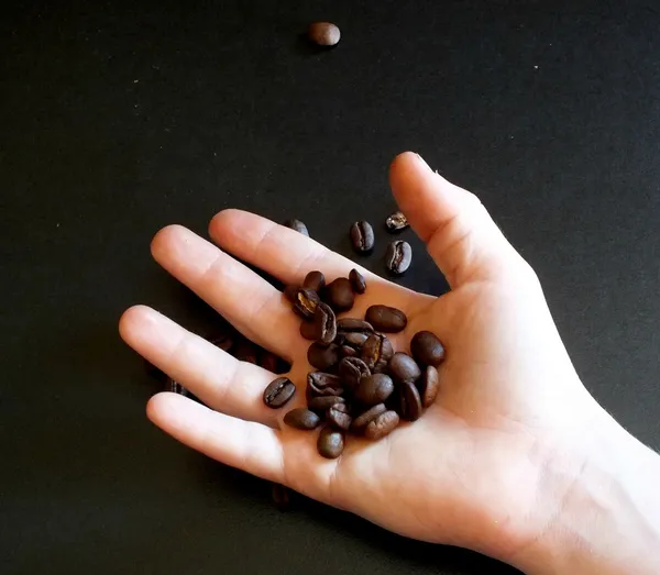 Kahve öğütücüsü ve kahve çekirdeği.