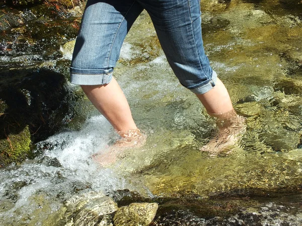 çıplak ayak kız nehirde sörf