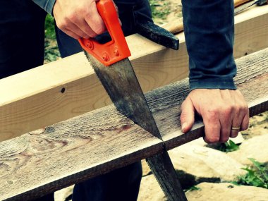 Testereyle çalışan bir adam.