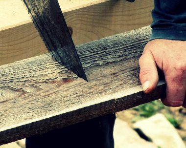 Testereyle çalışan bir adam.