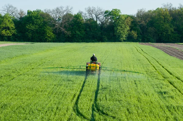 Pulverizador de plaguicidas en el campo Fotos de stock