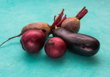 Mor sebze seti. Soğan, patlıcan, pancar. Mor sebzeler sağlığın için iyidir..