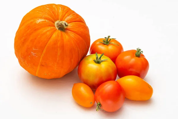 Érett Zöldségek Tök Paradicsom Fehér Alapon Vörös Narancssárga Zöldségek Karotin — Stock Fotó