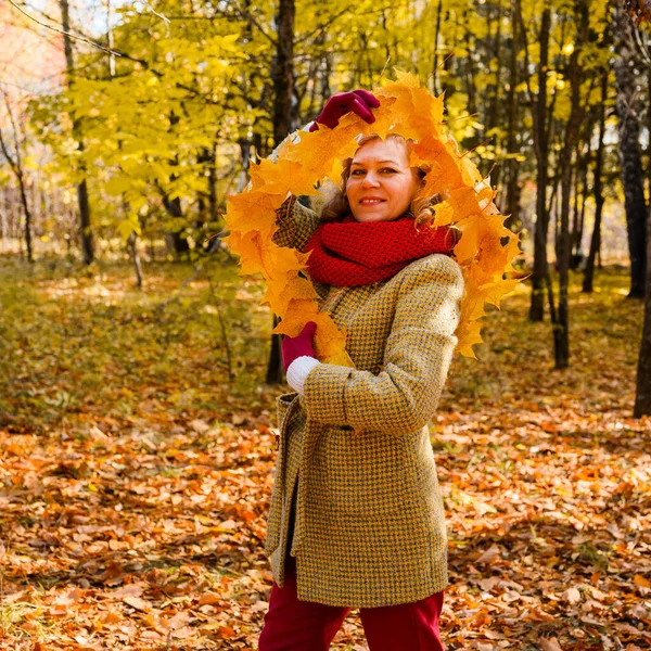 Retrato Uma Mulher Anos Quadro Folhas Bordo Parque Outono Conceito — Fotografia de Stock