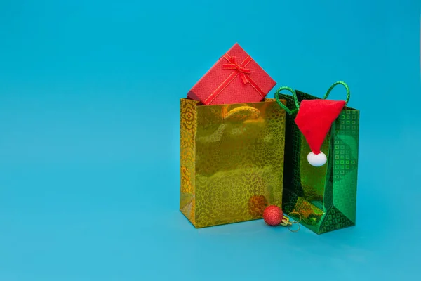Dva Balíčky Zelené Žluté Dárky Vánoce Modrém Pozadí Koncept Nakupování — Stock fotografie