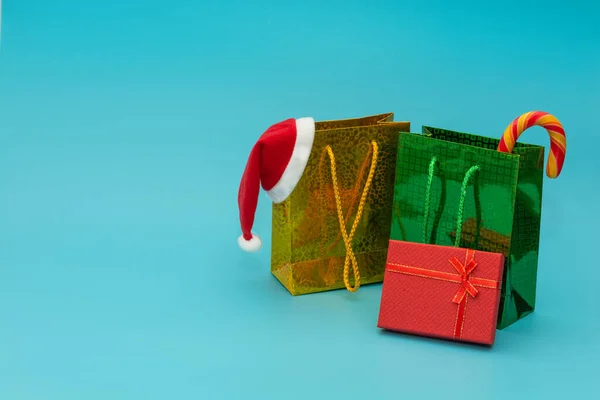 Dva Balíčky Čepice Santa Claus Cukrová Třtina Červená Dárková Krabice — Stock fotografie