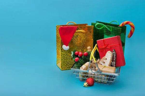 Korg Och Paket Med Presenter Till Jul Eller Nyår Blå — Stockfoto