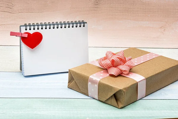 Geschenkkarton Und Notizblock Mit Herz Valentinstag Konzept — Stockfoto