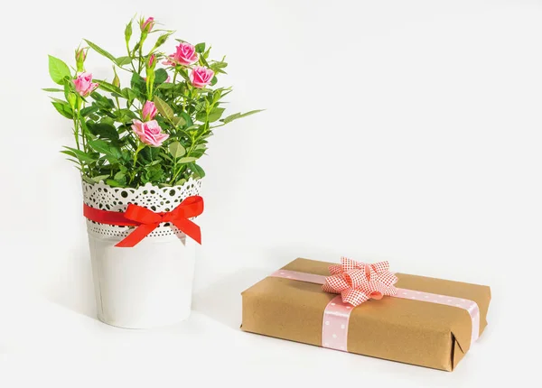 Bouquet Roses White Vase Gift Brown Paper White Background — Stock Photo, Image