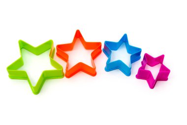 Beyaz arka planda, Noel kurabiyeleri için yıldız şeklinde renkli şekiller. İzole edilmiş.