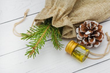 Şeffaf cam bir şişe içinde tıbbi aromatik çam yağı veya köknar özü. Alternatif tıp. Düz yatıyordu. Boşluğu kopyala