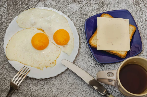 Stekta Ägg Från Två Ägg Kaffe Och Smörgås Med Ost — Stockfoto