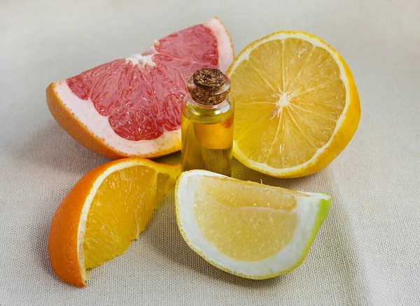 Citrus essential oil with pomelo, orange and grapefruit. Spa oil — Fotografia de Stock