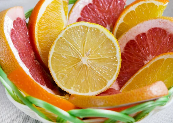 The basket contains slices of citrus fruits - lemon, grapefruit, orange. Citrus fruits are rich in vitamins — Fotografia de Stock