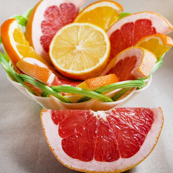 The basket contains slices of citrus fruits - lemon, grapefruit, orange. Citrus fruits are rich in vitamins — Fotografia de Stock