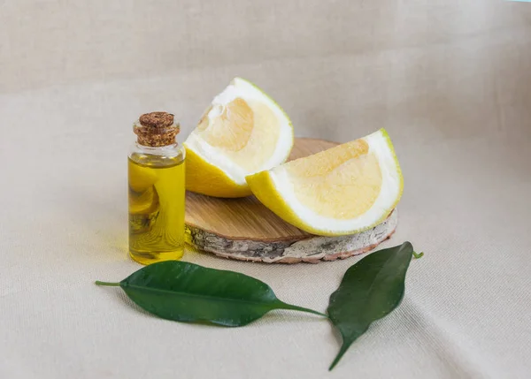 Ahşap bir zeminde zeytinyağlı turunçgil yağı. Spa tedavileri için doğal sağlıklı yağ.
