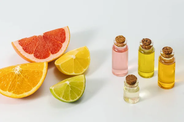 Pedaços Frutas Cítricas Óleo Frutas Essenciais Multicoloridas Para Massagem Conceito — Fotografia de Stock