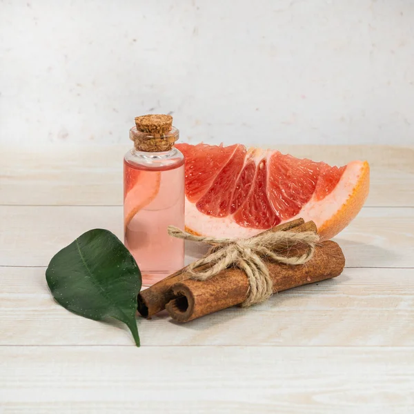 Bir şişe greyfurt yağı ve tarçın. Aromaterapi. Alternatif tıp.