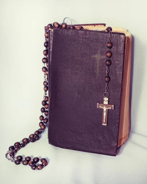 Black Tattered Bible Holy Rosary Concept Christian Faith — Stock Photo, Image