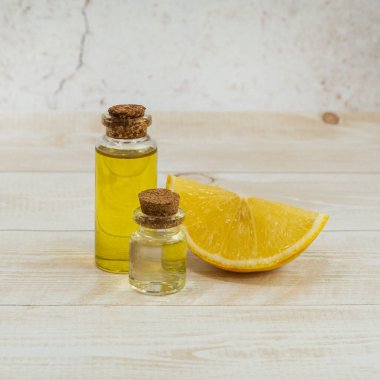 Portakal yağını portakallı cam bir şişeye koymak. Aromaterapi. Doğal kozmetik konsepti.