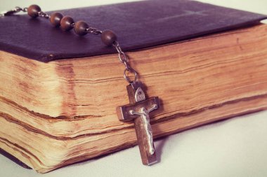 Siyah paçavra İncil ve Kutsal Tespih. Hristiyan inancı kavramı. Siyah pejmürde İncil ve Kutsal Tespih. Hristiyan inancı kavramı. Yakın plan..