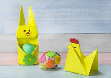 Origami tekniğinde yumurtaları temsil eden Paskalya kâğıdı tavşanı. Paskalya konsepti.