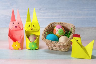Origami tekniğinde yapılan kağıt hayvanların sevimli kompozisyonu. Paskalya tavşanı yumurta tutacağı..