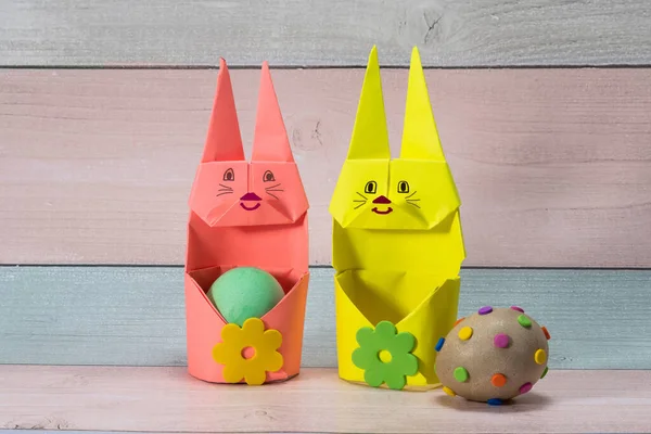Origami tekniğini kullanan paskalya tavşanı yumurta tutucuları. Paskalya konsepti.