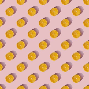 Pembe arka planda gölgesi olan kurutulmuş limon dilimleri. Düz yatıyordu.