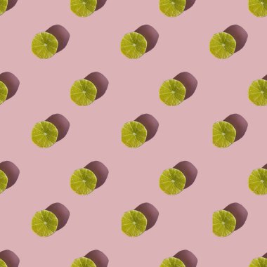 Pembe arka planda gölgeli kurutulmuş kireç dilimleri.