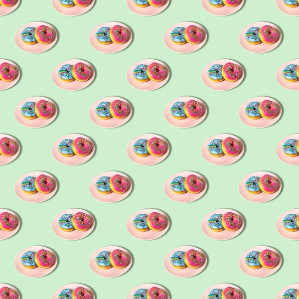 푸른 배경에 있는 도넛 접시에서 반복하는 패턴 — 스톡 사진