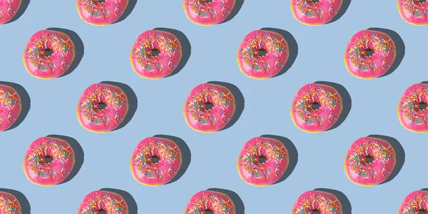 Wiederholtes Muster Von Rosa Donuts Auf Blauem Hintergrund Flache Lage — Stockfoto
